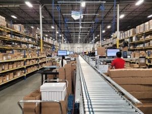 Mainway conveyor for mobile distributor